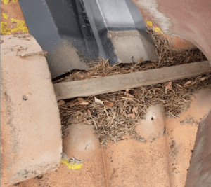 Tak som saknar nocktätning och där mycket skräp ansamlats.