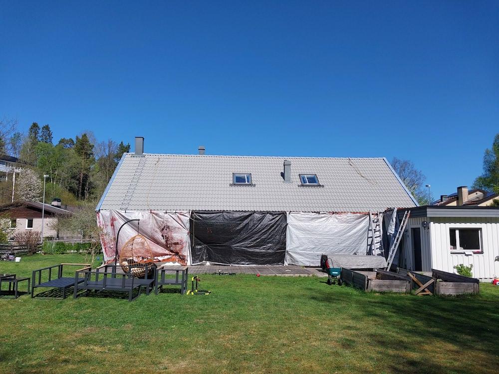 Tak med betongpannor innan målning